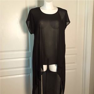 Méraki short sleeve black sheer hi- lo top